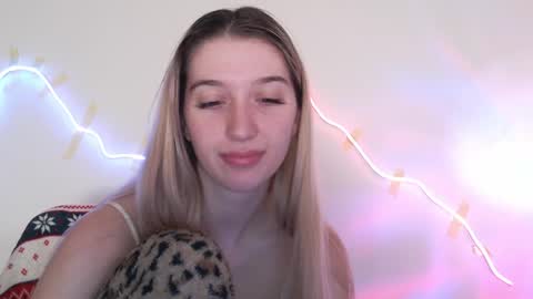 Snapshot of honeyveil chatting on April 21, 12:11 pm honeyveil online show from April 21, 12:11 pm