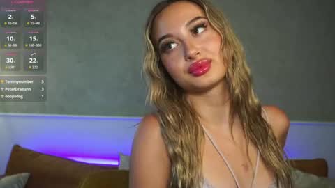 Snapshot of honeyy_bunnyyy chatting on July 8, 4:00 pm Lili online show from July 8, 4:00 pm