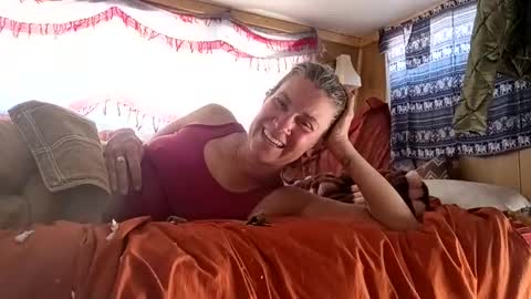 Snapshot of hoodoou chatting on April 4, 9:23 pm hoodoou online show from April 4, 9:23 pm