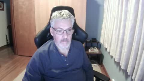 Snapshot of horndoggyx1 chatting on December 17, 10:05 pm horndoggy online show from December 17, 10:05 pm