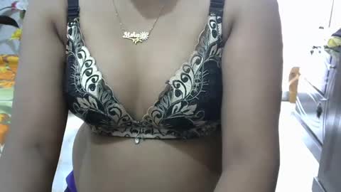 Snapshot of horneydesibaby chatting on February 23, 3:35 am horneydesibaby online show from February 23, 3:35 am