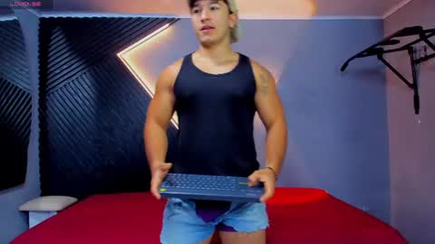 Snapshot of horny_nick18 chatting on June 17, 11:45 am horny_nick18 online show from June 17, 11:45 am