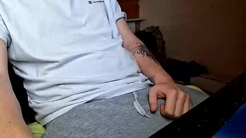 Snapshot of hornyandopenminded chatting on November 17, 1:17 pm hornyandopenminded online show from November 17, 1:17 pm