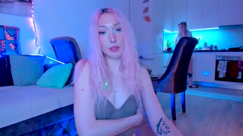 Snapshot of hornybunnys chatting on December 15, 7:10 pm Alex and Rosie online show from December 15, 7:10 pm