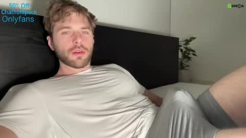 Snapshot of hot8pack01 chatting on December 14, 10:28 pm Edward aka Wolf online show from December 14, 10:28 pm