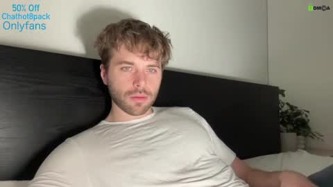 Snapshot of hot8pack01 chatting on December 31, 8:23 pm Edward aka Wolf online show from December 31, 8:23 pm