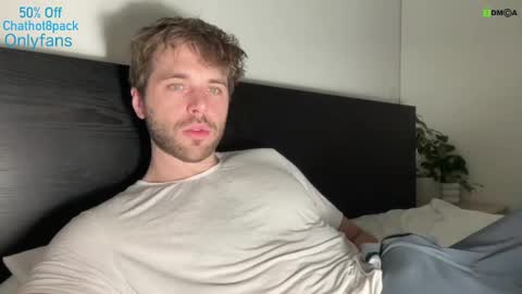 Snapshot of hot8pack01 chatting on January 10, 9:42 pm Edward aka Wolf online show from January 10, 9:42 pm