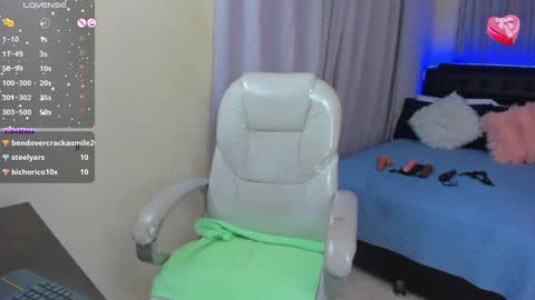 Snapshot of hot_beauty__ chatting on January 12, 7:43 am VALENTINA online show from January 12, 7:43 am