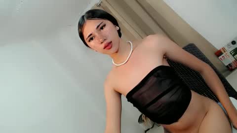 Snapshot of hot_little_angel18 chatting on April 10, 1:38 pm hot_little_angel18 online show from April 10, 1:38 pm