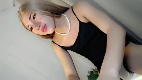 Snapshot of hot_little_angel18 chatting on June 15, 12:35 am hot_little_angel18 online show from June 15, 12:35 am