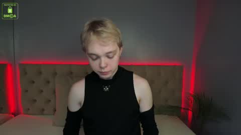 Snapshot of hot_twinkboy chatting on February 14, 10:07 am hot_twinkboy online show from February 14, 10:07 am