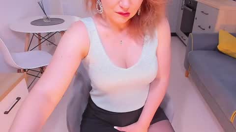 Snapshot of hotbabette chatting on June 30, 6:47 am SweetBrendy online show from June 30, 6:47 am