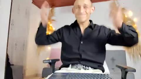 Snapshot of hotblue_98 chatting on January 23, 2:12 am Red online show from January 23, 2:12 am