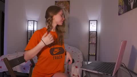 Snapshot of hotchillylovers chatting on February 17, 8:19 am NICK AND NORA online show from February 17, 8:19 am