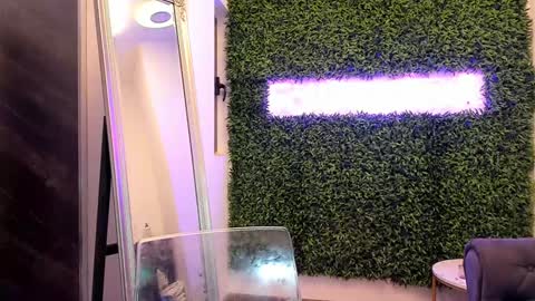 hotfallingdevil online show from December 6, 5:20 am