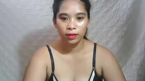 Snapshot of hotmompinay30 chatting on October 27, 10:58 pm flor online show from October 27, 10:58 pm