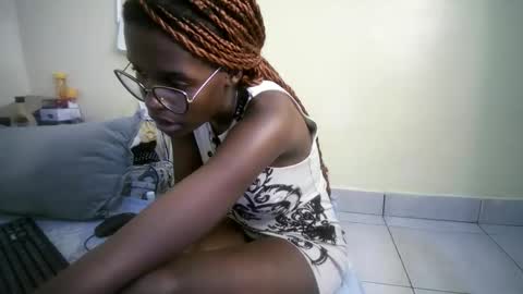 hott_asss online show from May 18, 4:46 pm