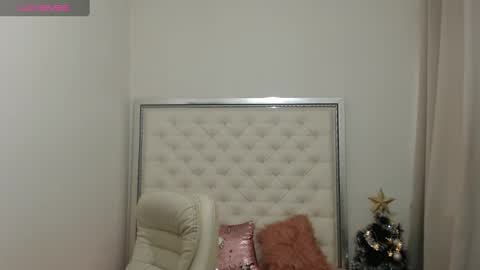 Snapshot of hott_eryka chatting on December 13, 7:25 am Eryka online show from December 13, 7:25 am