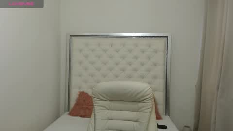 Snapshot of hott_eryka chatting on January 12, 11:28 am Eryka online show from January 12, 11:28 am