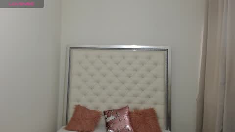 Snapshot of hott_eryka chatting on January 16, 8:43 am Eryka online show from January 16, 8:43 am