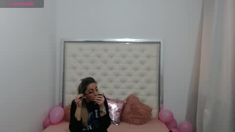 Snapshot of hott_eryka chatting on March 8, 8:00 am Eryka online show from March 8, 8:00 am