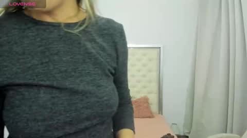 Snapshot of hott_eryka chatting on October 2, 8:21 am Eryka online show from October 2, 8:21 am