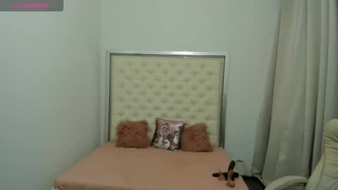 Snapshot of hott_eryka chatting on October 10, 9:19 am Eryka online show from October 10, 9:19 am