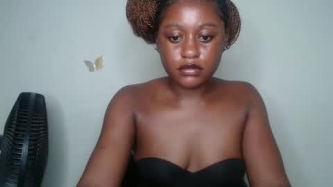 Snapshot of hottie_ebonie chatting on October 31, 12:11 am Ella online show from October 31, 12:11 am