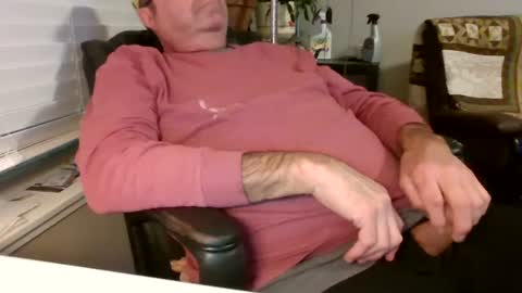 Snapshot of hottop_1981 chatting on January 14, 12:00 am Hottop 1981 online show from January 14, 12:00 am