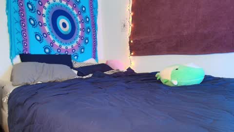 Snapshot of hotwetfreak chatting on December 20, 3:25 am Lili Vixen online show from December 20, 3:25 am