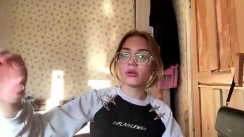 hsiuscherich online show from November 17, 8:09 am