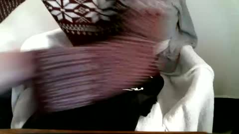 Snapshot of hug_me chatting on February 6, 11:13 am Keanu online show from February 6, 11:13 am