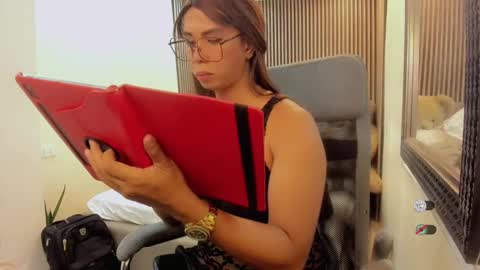 Snapshot of hugecockgoddessxxx chatting on December 23, 11:04 am Queen karen grey online show from December 23, 11:04 am