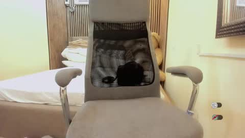 Snapshot of hugecockgoddessxxx chatting on December 27, 7:29 am Queen karen grey online show from December 27, 7:29 am