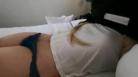Snapshot of hugecumshots1 chatting on April 19, 3:33 pm HugeCumshots online show from April 19, 3:33 pm