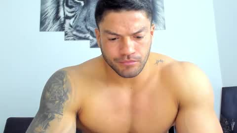 Snapshot of humber_eli chatting on October 28, 1:42 am Eli online show from October 28, 1:42 am