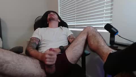 hungmtnman2256 online show from December 15, 4:59 pm