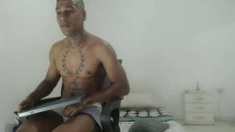 Snapshot of hunting_blondes chatting on March 25, 10:05 pm hunting_blondes online show from March 25, 10:05 pm