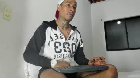 Snapshot of hunting_blondes chatting on April 14, 12:49 am hunting_blondes online show from April 14, 12:49 am