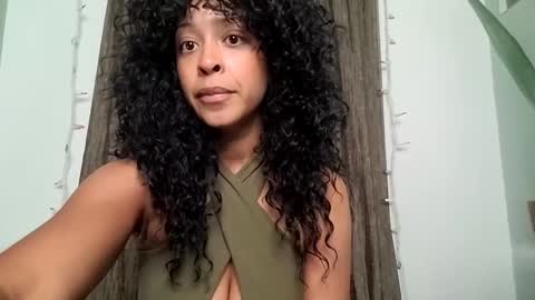 Snapshot of hunyybunz chatting on December 10, 9:43 pm Goddess Hunyy online show from December 10, 9:43 pm