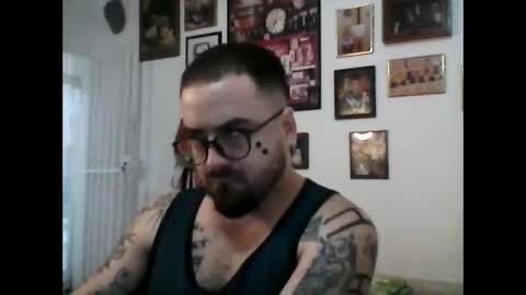 Snapshot of hurtadodirector chatting on April 28, 2:27 am hurtadodirector online show from April 28, 2:27 am