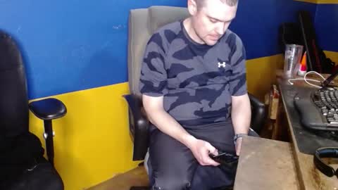 Snapshot of huskyguy chatting on February 17, 4:42 am Huskyguy online show from February 17, 4:42 am