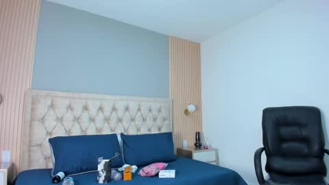 hxxyro online show from April 2, 1:09 pm