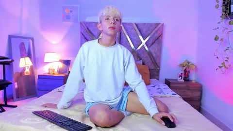 Son Hyunjin online show from March 9, 11:42 pm