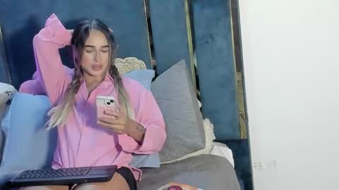 Snapshot of iam_brina04 chatting on October 15, 10:54 pm Brina online show from October 15, 10:54 pm