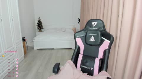 Cassie  STREAMS HERE EVERYDAY online show from December 24, 12:00 am