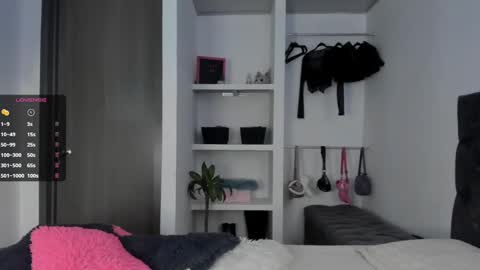 Snapshot of iamjulietaa chatting on February 17, 6:37 pm    online show from February 17, 6:37 pm