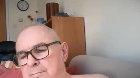 Snapshot of ian53a chatting on April 27, 9:29 am ian53a - mature UK man for same online show from April 27, 9:29 am