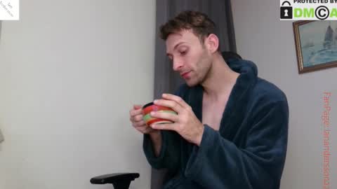 Snapshot of ianandersson27 chatting on December 15, 11:09 pm Ian Andersson online show from December 15, 11:09 pm