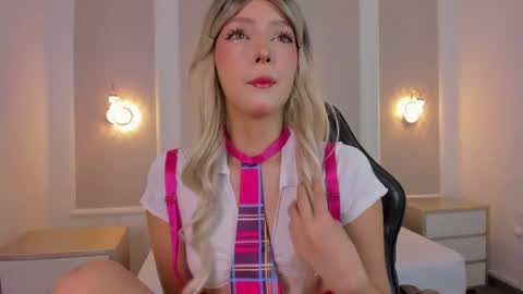 Snapshot of iara_miranda chatting on May 15, 12:34 pm I A R A online show from May 15, 12:34 pm